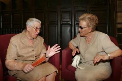 Concepción Aparicio y Celia Muñoz, hijas de dos maestros fusilados, ayer en Madrid.