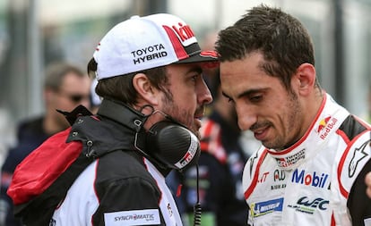 Alonso charla con su compañero Sebastien Buemi en Spa.