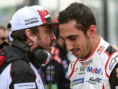 Alonso charla con su compañero Sebastien Buemi en Spa. 