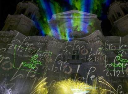 Un momento del espectáculo audiovisual, ayer en la fachada de la catedral de Cádiz.