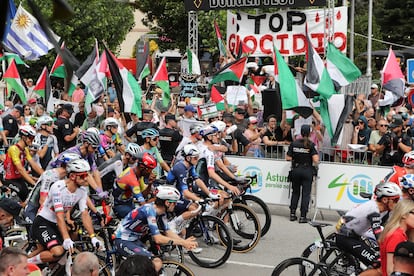 Manifestantes protestan por los bombardeos de Gaza durante el paso de la Vuelta Ciclista a España por la localidad de Vegadeo (Asturias), este domingo. 