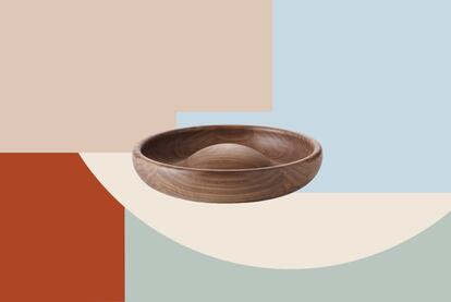 <p>Por que, ya lo decía tu padre, nada es lo que parece. ¿Es este un bowl? Sí, bueno. Pero no uno cualquiera. A efectos prácticos es un plato reversible de madera de haya o de nogal, lo que lo convierte en dos diferentes para distintos alimentos y presentaciones, dependiendo del lado del que se ponga, cóncavo o convexo. Como intuirás está pensado por cabeza vikinga, concretamente, la de la noruega <a href="http://www.kristinefivemelvaer.com" rel="nofollow" target="_blank">Kristine Five Melvaer</a> para <a href=" http://www.whenobjectswork.com/collection/all/bowl-kristine-five-melvaer-18" rel="nofollow" target="_blank">When Objects Work</a>, de quienes ya te habíamos hablado con motivo del <a href="https://elpais.com/elpais/2019/02/06/icon_design/1549473707_399575.html" target="_blank">cuchillo de carne de John Pawson, que si roza la perfección también la corta</a>.</p>