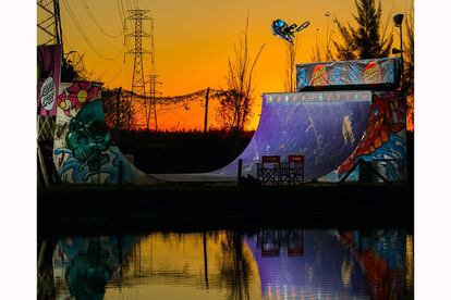 Ricky Roich practica BMX en el Half pipe de Jeep Park al atardecer. Buenos Aires, Argentina. Categoría 'Masterpiece'.