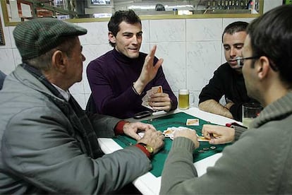 Iker Casillas, echando una partida de mus, el pasado jueves, en un bar del barrio madrileño de Carabanchel.