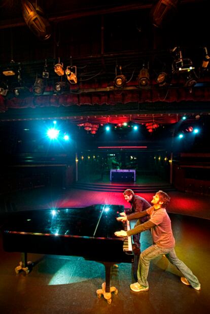 David y, en segundo plano, José Muñoz (Estopa), en la sala Luz de Gas de Barcelona.