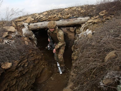 Un militar ucranio, en la línea de frente con Lugansk,  la provincia separatista reconocida por Rusia, este martes cerca de Troitske.