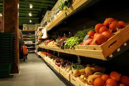 Naturalis es un supermercado donde se puede llenar el carro de la compra con alimentos naturales y orgánicos sin ningún tipo de colorantes ni conservantes. Ellos mismos nos explican la procedencia de sus productos: “La amplia selección de verduras y frutas provienen de pueblos cercanos, evitamos gastar más gasolina de la necesaria”. Nos siguen contando que los productos frescos como, por ejemplo, el pan o los lácteos, son traídos directamente desde los 'baserris' de Bizkaia. "En el caso de los huevos- siempre frescos- los traemos de Oilobide. Estos tienen un mayor aporte vitamínico y mineral y cuentan con el sello ecológico vasco ENEEK”. También cabe destacar otras dos secciones importantes. Por un lado, la dedicada al universo de los veganos, donde cada artículo tiene su correspondiente etiqueta de calidad. Y por otro, el rincón 'beauty', con variedad de productos cosméticos hechos de manera natural. Dónde: Alameda San Mamés, 44. Bilbao. www.naturalisbilbao.com