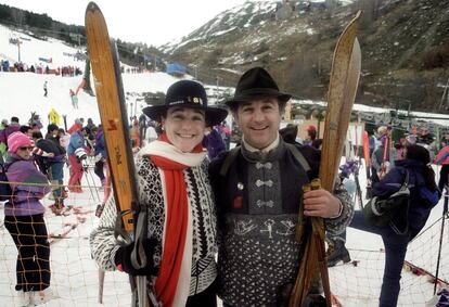Blanca Fernández Ochoa, junto a su hermano Francisco, en la estación de esquí de Baqueira Beret (Lleida), el 13 de marzo de 1995.