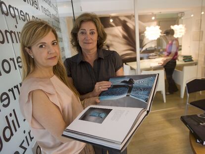 Marien Nieva y Marta Casares, representantes de la Editorial Nerea, con uno de los ejemplares del catálogo.
Manuel Rivas.