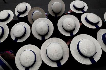 Alumnos de un colegio llevan sombreros como parte de su uniforme a las afueras del Museo V&A en Londres, Gran Bretaña.