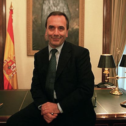 El ministro del Interior posa en el despacho.