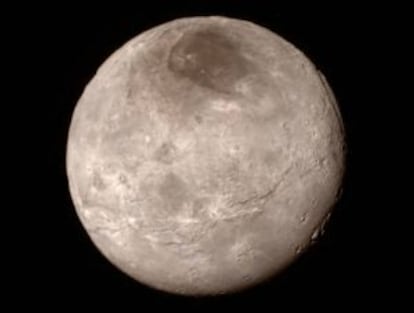 Imagen de Caronte, la luna de Plutón. La región oscura al norte ha sido bautizada como Mordor