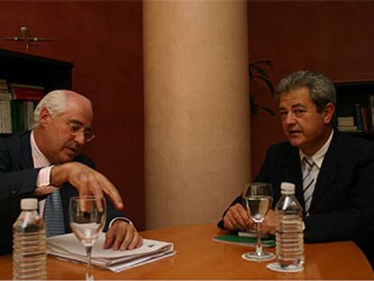 Rafael Miranda y Francisco Vallejo, ayer, en la sede de la Consejería de Innovación en Sevilla.