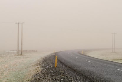 La imagen muestra el camino cerca de la aldea de Kirkjubaejarklaustur 24 de mayo 2011. La mayoría de las personas que viven al lado del glaciar donde el volcán Grímsvötn despertó el pasado sábado han sido afectadas por la nube de ceniza así como los edificios, vehículos y carreteras.