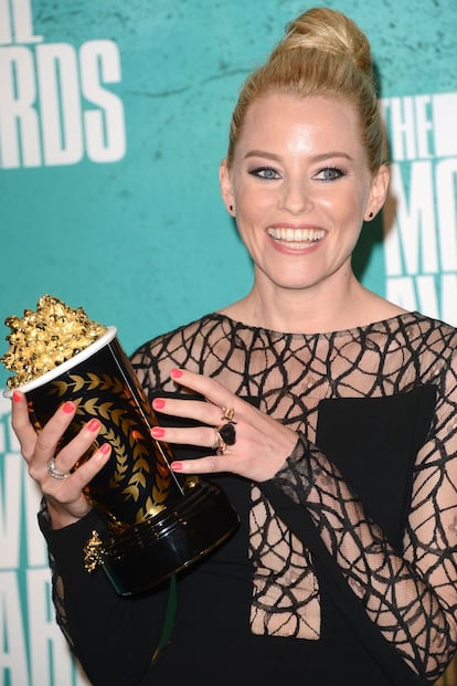 Nada mejor que el fucsia para contrastar con el negro del mono de Elizabeth Banks.