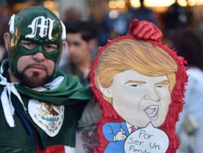 Homem carrega pinhata de Trump na Comic Con.