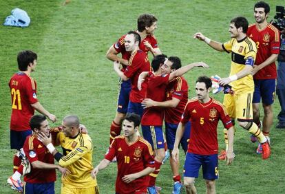 Varios jugadores de España celebran su triunfo sobre Italia.