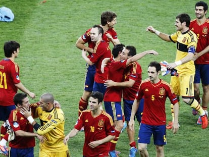 Varios jugadores de España celebran su triunfo sobre Italia.
