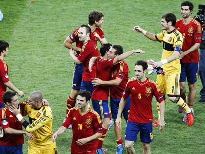 Varios jugadores de España celebran su triunfo sobre Italia.