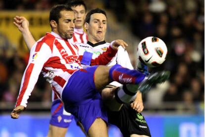 Diego Castro y Aduriz pugnan por el balón.