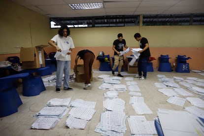 Miembros de mesa cuentan votos al cierre de la jornada electoral este domingo, en Guayaquil (Ecuador). 