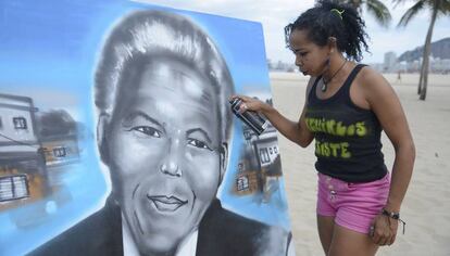 A educadora Graciara da Silva, moradora da favela do Mandela, grafita em homenagem ao l&iacute;der sul-africano.