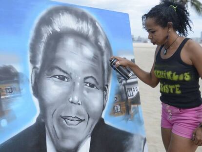 A educadora Graciara da Silva, moradora da favela do Mandela, grafita em homenagem ao l&iacute;der sul-africano.