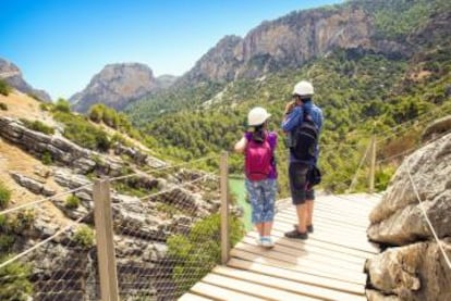 Dos visitantes en el Caminito del Rey, en Málaga.