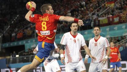 El extremo de la selección española Víctor Tomás lanza ante los jugadores de la selección croata.