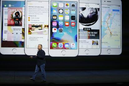 El vicepresidente en jefe mundial de Apple, Phil Schiller, junto al iPhone 6S, que incorpora tecnología 3D Touch o de presión táctil.