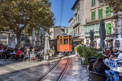 Tranvía en la plaza de la Constitución de Sóller (Mallorca).