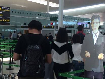 Un holograma de una mujer informa sobre los controles en El Prat. 