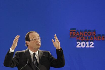 El candidato socialista a la presidencia, François Hollande, pronuncia un discurso ante 300 periodistas ayer en París.