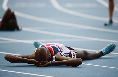 Mo Farah celebra la victoria en los 10.000 metros.