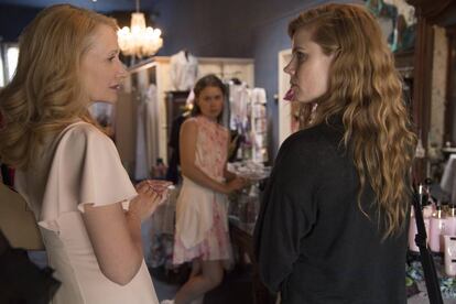 Patricia Clarkson y Amy Adams, en 'Heridas abiertas'.