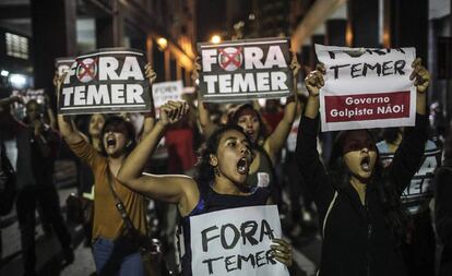 Manifestantes gritan consignas contra el presidente Temer en Río de Janeiro