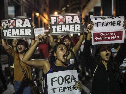 Manifestantes gritan consignas contra el presidente Temer en Río de Janeiro