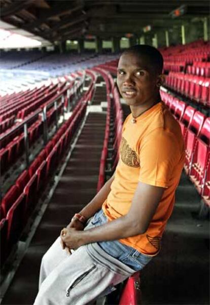 Samuel Eto&#39;o, en la grada del Camp Nou.