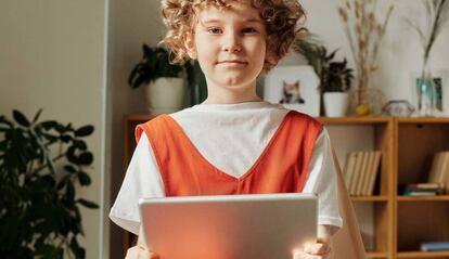 Niña con un tablet