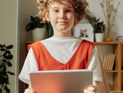 Niña con un tablet