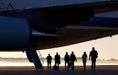 Miembros del gabinete de prensa de la Casa Blanca embarcan en el Air Force One en la base Andrews de Maryland, con motivo del viaje de Donald Trump a Las Vegas.