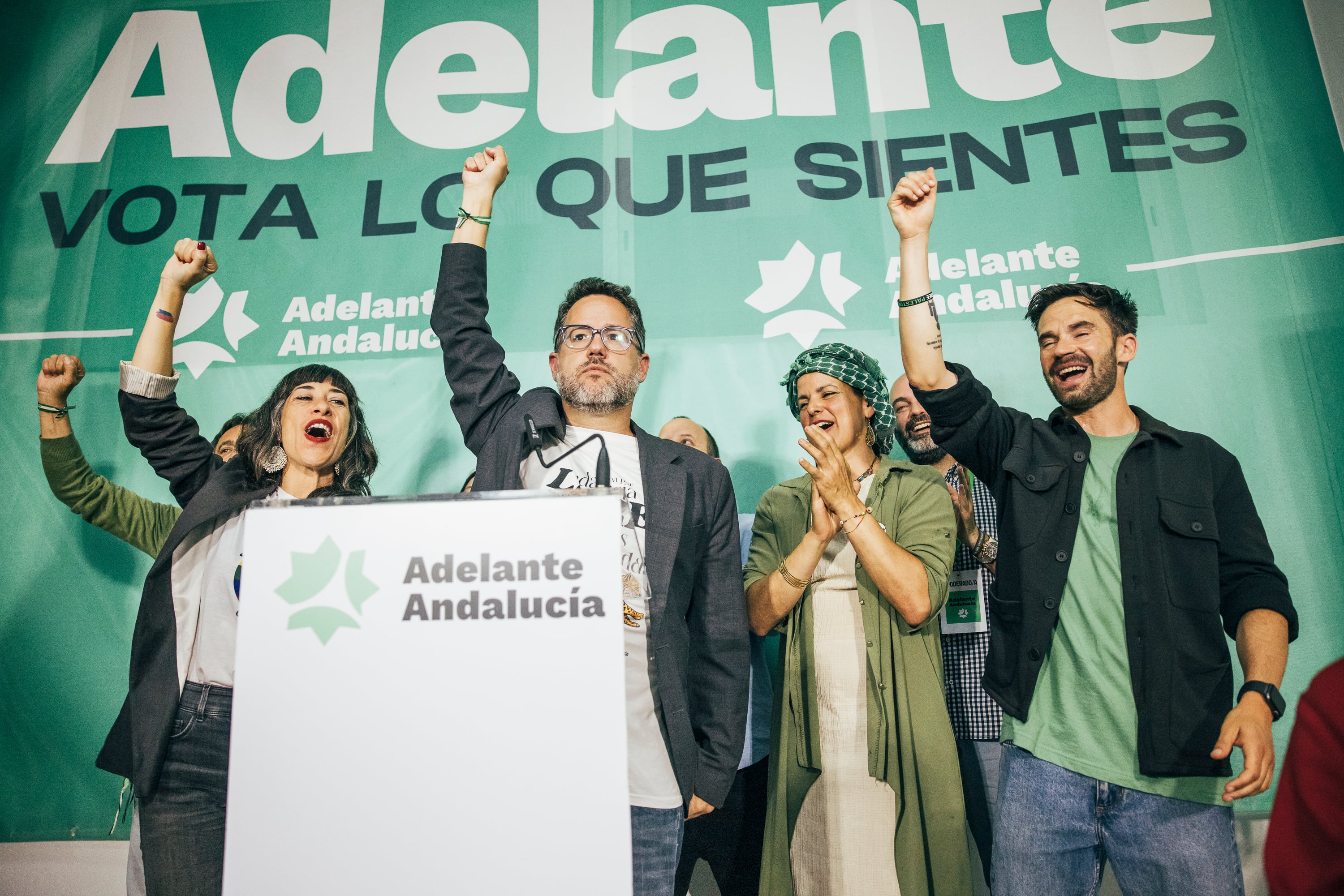 El candidato de Adelante Andalucía a la presidencia de la Junta, José Ignacio García (en el atril) comparece tras los resultados de las elecciones andaluzas. A su derecha, Teresa Rodríguez. 