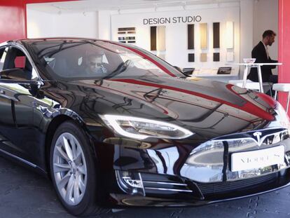 El model S de Tesla, a la botiga ef&iacute;mera de Barcelona. 