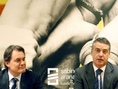 El presidente del PNV, Iñigo Urkullu (a la derecha), con el de la Generalitat, Artur Mas, cuando le presentó en una conferencia en Bilbao en mayo de 2010. 