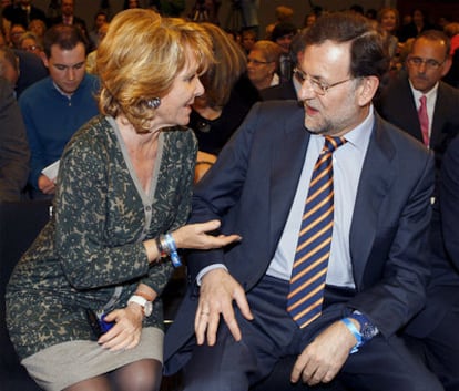 Rajoy habla con Aguirre, durante el acto en el que ha recibido el premio Populares de Alcobendas 2010.