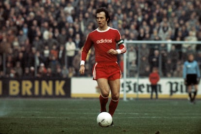El líder del equipo, Franz Beckenbauer, en posesión del balón durante un partido de la Bundesliga del Bayern contra el Rot Weiss Essen, entre el año 1976 y 1977, en el estadio Georg Melches.