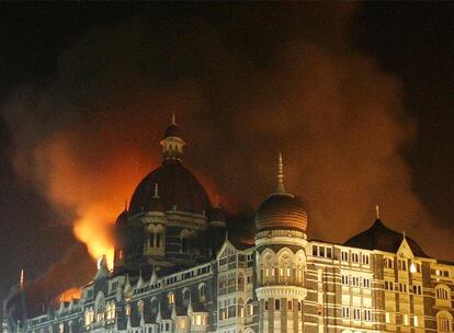 El hotel Taj Mahal de Bombay en llamas durante el ataque terrorista de noviembre pasado.