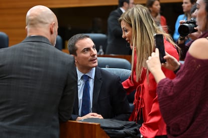 El socialista Juan Lobato (c) conversa con Jess Celada (i) e Isabel Cadrniga (d) antes del comienzo del pleno de este jueves en la Asamblea de Madrid.