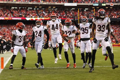 Los miembros de la defensiva de los Cincinnati Bengals, este domingo, en Kansas City, tras vencer a los Chiefs.