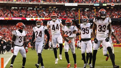 Los miembros de la defensiva de los Cincinnati Bengals, este domingo, en Kansas City, tras vencer a los Chiefs.